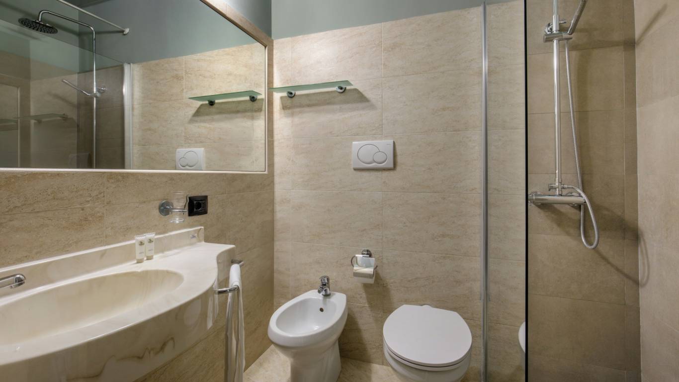 Hotel-Marcaurelio-Roma-Foto-Aprile-2025-bagno-superior Hotel-Marcaurelio-Roma-Foto-Aprile-2025-bagno-superior